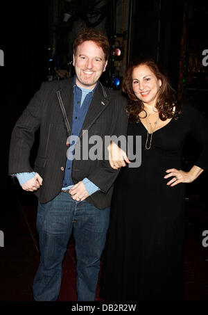 Dan Finnerty e Kathy Najimy celebrando il loro 15 anni insieme Celebrities Dietro le quinte musical "Priscilla - La Regina del Foto Stock