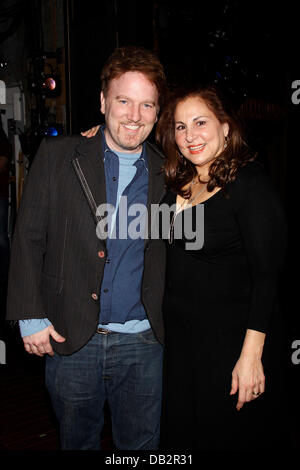 Dan Finnerty e Kathy Najimy celebrando il loro 15 anni insieme Celebrities Dietro le quinte musical "Priscilla - La Regina del Foto Stock