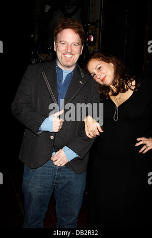 Dan Finnerty e Kathy Najimy celebrando il loro 15 anni insieme Celebrities Dietro le quinte musical "Priscilla - La Regina del Foto Stock