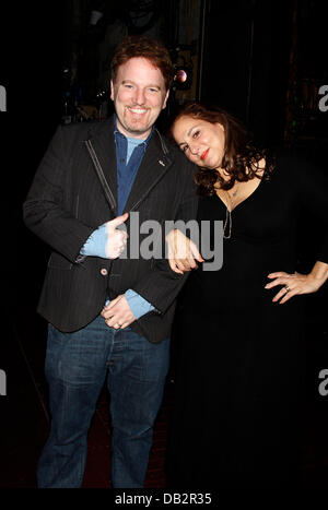 Dan Finnerty e Kathy Najimy celebrando il loro 15 anni insieme Celebrities Dietro le quinte musical "Priscilla - La Regina del Foto Stock