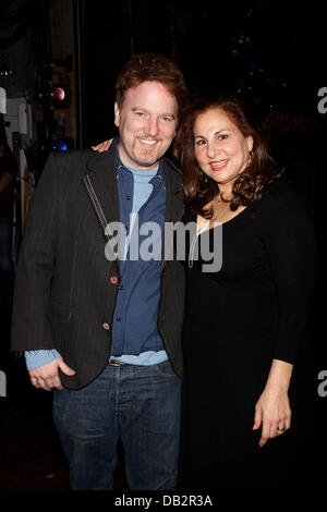 Dan Finnerty e Kathy Najimy celebrando il loro 15 anni insieme Celebrities Dietro le quinte musical "Priscilla - La Regina del Foto Stock