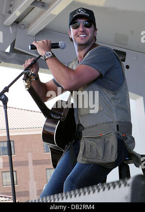 Luke Bryan ACM OSU concerto alla Nellis Air Force Base di Las Vegas, Nevada - 02.04.11 Foto Stock