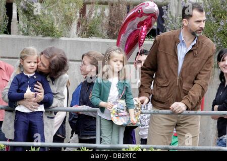 Regina Sofia, Principessa Leonor, Principessa Sofia e il Principe Felipe visitare lo zoo di Madrid, Spagna - 02.04.11 disponibile solo per Foto Stock