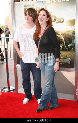 Melissa Gilbert con figlio Michael premiere mondiale della Nato per essere Wild 3D presso il California Science Center di Los Angeles, California - 03.04.11 Foto Stock