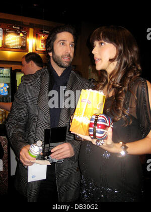 David Schwimmer e moglie incinta, Zoe Buckman New York premiere di "Arthur" tenutosi presso il Teatro Ziegfeld - Nuovi arrivi Foto Stock