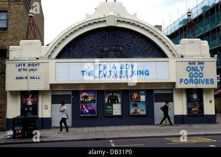 Londra, Regno Unito. 23 Luglio, 2013. Si tratta di un ragazzo - Schermo sul cinema verde annuncia la nascita reale sulla sua marquee questa mattina, Islington, Londra. Caterina, duchessa di Cambridge, diede alla luce un bimbo in St Mary's Hospital, Paddington ieri Credito: Jeffrey Blackler/Alamy Live News Foto Stock