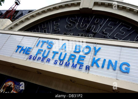 Londra, Regno Unito. 23 Luglio, 2013. Si tratta di un ragazzo - Schermo sul cinema verde annuncia la nascita reale sulla sua marquee questa mattina, Islington, Londra. Caterina, duchessa di Cambridge, diede alla luce un bimbo in St Mary's Hospital, Paddington ieri Credito: Jeffrey Blackler/Alamy Live News Foto Stock