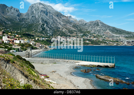 Recinzioni perimetrali in villaggio Benzu che separa le enclave spagnole di Ceuta e il Marocco. Ceuta,Africa del Nord. Spagna. Foto Stock