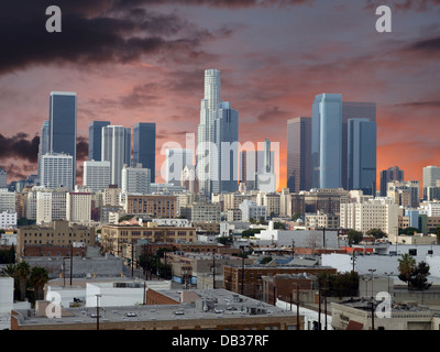 Il centro cittadino di Los Angeles con il cielo al tramonto. Foto Stock