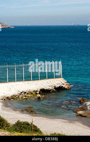 Recinzioni perimetrali in villaggio Benzu che separa le enclave spagnole di Ceuta e il Marocco. Ceuta,Africa del Nord. Spagna. Foto Stock