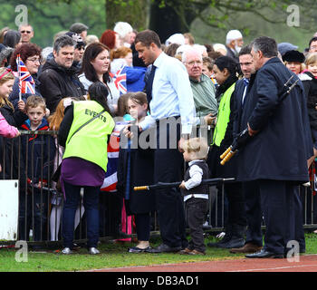 Paul Robinson, Il Blackburn Rovers Portiere, presente con i suoi figli il principe William e Kate Middleton visita Witton Country Park, Lancashire e visualizzare le attività che si svolgono presso il parco per dimostrare l' importanza di outdoor spazio ricreativo Darwen, Inghilterra - 11.04.11 obbligatorio di credito: WENN.com Foto Stock