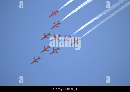 La RAF frecce rosse facendo una formazione Eagle Foto Stock