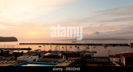 Sunrise presso la marina di Horta, isola di Faial, Azzorre. isola di Pico in background. Foto Stock