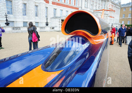 Bloodhound Il auto sul display alla sfilata di cavalli a Londra. Progetto BLOODHOUND Engineering Adventure (www.bloodhoundssc.com) - La Gran Bretagna è 1000mph record di velocità su terra tentativo di prendere posto in Hakskeen Pan Northen Cape, Sud Africa. Londra, Inghilterra - 12.04.11 Foto Stock