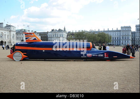 Bloodhound Il auto sul display alla sfilata di cavalli a Londra. Progetto BLOODHOUND Engineering Adventure (www.bloodhoundssc.com) - La Gran Bretagna è 1000mph record di velocità su terra tentativo di prendere posto in Hakskeen Pan Northen Cape, Sud Africa. Londra, Inghilterra - 12.04.11 Foto Stock