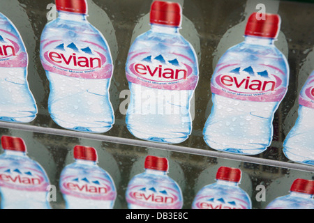 Display frigo di Evian bottiglie di acqua Foto Stock