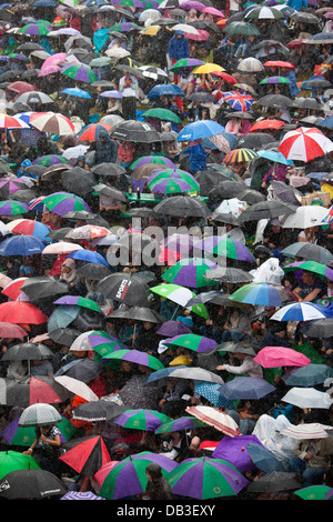 La folla si guarda una partita ai campionati di Wimbledon 2012 All England Lawn Tennis & Croquet Club Foto Stock