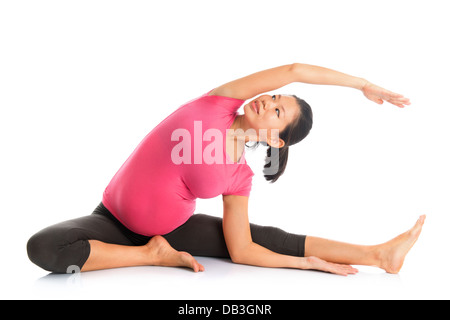 Yoga prenatale. Lunghezza completa Asian donna incinta fare yoga esercizio di stretching, fullbody isolati su sfondo bianco. Foto Stock