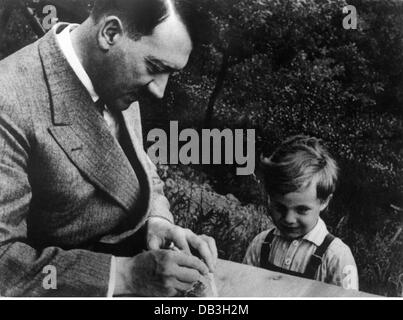 Hitler, Adolf, 20.4.1889 - 30.4.1945, politico tedesco (NSDAP), dando ad un ragazzo un autografo, Obersalzberg, circa 1938, Foto Stock