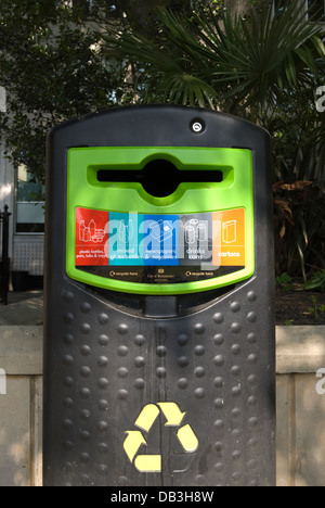 Consiglio di westminster spazzatura recycling bin, Victoria Embankment Gardens, Londra, Inghilterra Foto Stock