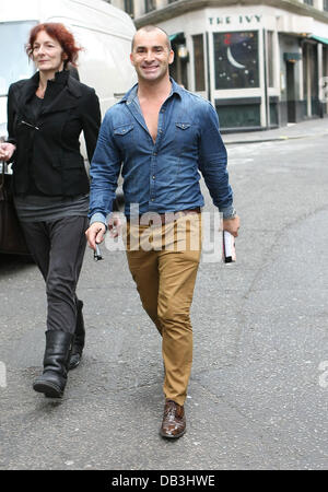 Louie Spence celebrità al di fuori della Ivy ristorante di Londra, Inghilterra - 14.04.11 Foto Stock