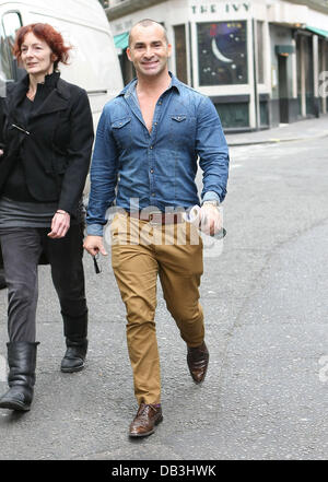 Louie Spence celebrità al di fuori della Ivy ristorante di Londra, Inghilterra - 14.04.11 Foto Stock