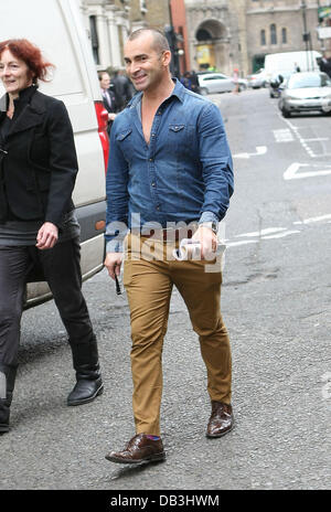 Louie Spence celebrità al di fuori della Ivy ristorante di Londra, Inghilterra - 14.04.11 Foto Stock