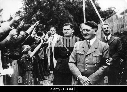 Hitler, Adolf, 20.4.1889 - 30.4.1945, politico tedesco (NSDAP), a Berchtesgaden, metà 1930s, a sinistra: Reichsjugendfuehrer Baldur von Schirach, Foto Stock