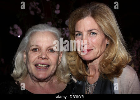 Carroll Baker e sua figlia al trentesimo anniversario della bomba magazine al capitale di New York City, Stati Uniti d'America - 15.04.11 Foto Stock