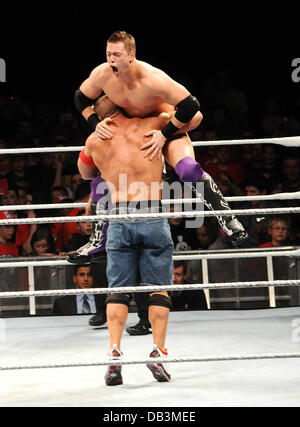 John Cena e il Miz WWE Raw Wrestling Superstars all'Arena O2 Dublin, Irlanda - 15.04.11 Foto Stock