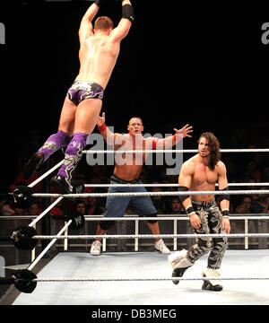 John Cena Il Miz e John Morrison WWE Raw Wrestling Superstars all'Arena O2 Dublin, Irlanda - 15.04.11 Foto Stock