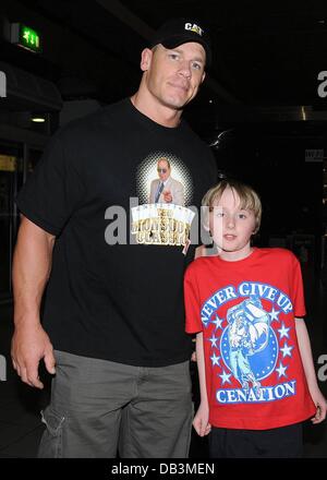 John Cena e Ciaran McDonnell WWE Raw Wrestling Superstars all'Arena O2 Dublin, Irlanda - 15.04.11 Foto Stock