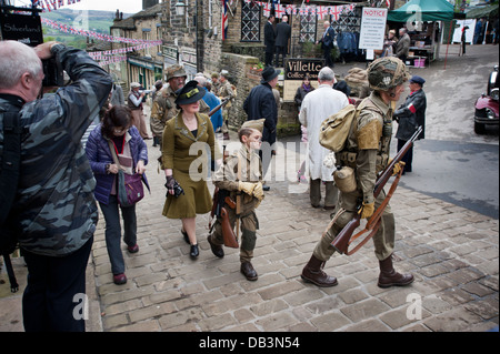 1940s Weekend nelle strade di Haworth, West Yorkshire, Regno Unito Foto Stock