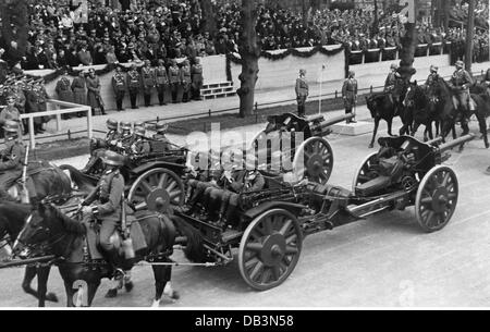 Nazismo / nazionalsocialismo, militare, esercito, sfilata in occasione del 48° compleanno di Adolf Hitler, Berlino, 20.4.1937, diritti aggiuntivi-clearences-non disponibile Foto Stock