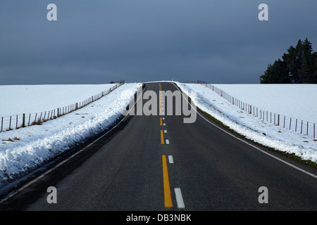 La Statale 87 in inverno (Dunedin - Middlemarch Road), Strath Taieri, Otago, Isola del Sud, Nuova Zelanda Foto Stock