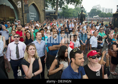 Londra, Regno Unito. Martedì 23 luglio 2013. Cittadini e turisti guarda la pistola 62 salute presso la Torre di Londra, per contrassegnare la nascita di il Duca e la Duchessa di Cambridge di nostro figlio. Riprese l'evento sui loro smartphone e telecamere. Credito: Michael Kemp/Alamy Live News Foto Stock