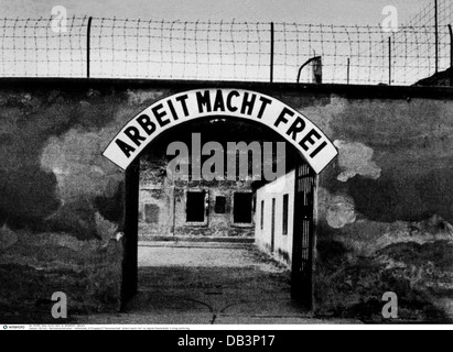 Nazional socialismo / nazismo, crimini, campo di concentramento Theresienstadt, ingresso, 'Arbeit macht frei' (il lavoro fa libero), diritti aggiuntivi-clearences-non disponibile Foto Stock