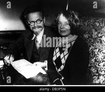 Trotsky, Leon (Lev Davidovich Bronstein), 7.11.1879 - 21.8 1940, politico sovietico, con la moglie Natalya, durante una visita in Francia, 1932, Foto Stock