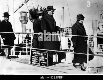 Trotsky, Leon (Lev Davidovich Bronstein), 7.11.1879 - 21.8 1940, politico sovietico, con la moglie Galya Ivanovna a Neapel, circa 1933, lasciando la nave, Foto Stock