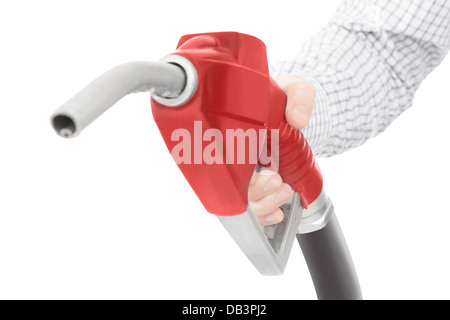 Il colore rosso della pistola della pompa del carburante nella mano e isolato su bianco Foto Stock