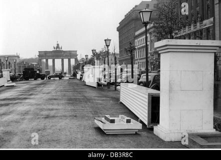 Geografia / viaggio, Germania, Berlino, porta di Brandeburgo, strada Unter den Linden che diventa decorato con piedistallo di aquila per il 1 ° maggio, 1930, diritti aggiuntivi-clearences-non disponibile Foto Stock