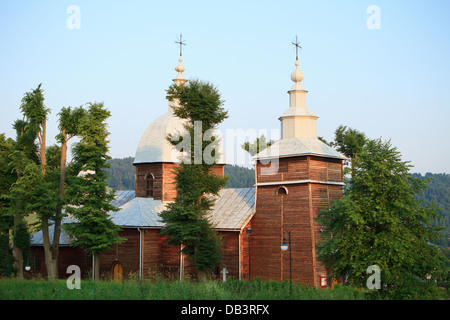 Piccola chiesa Greco Ortodossa in Zlockie - piccolo villaggio, in Beskidy mountains. Polonia meridionale. Foto Stock