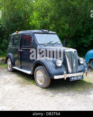 Una sporca / shabby 1950 London Black Cab / taxi presso un museo in CAE IAM 1950 Museo, Denbigh Foto Stock