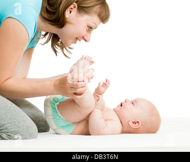 Felice madre divertendosi con il suo bambino neonato Foto Stock