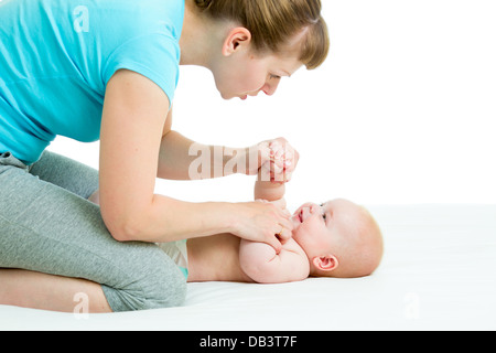 Felice madre divertendosi con il suo bambino neonato Foto Stock