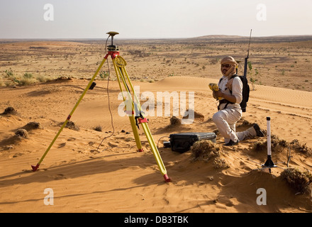 Maliano geologo fonte di memorizzazione della stazione di base di rover GPS unità di indagine, prima di sismica di esplorazione di petrolio in studio NE Mali Foto Stock