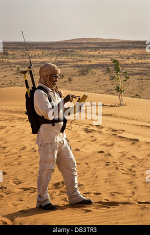 Maliano geologo fonte di memorizzazione della stazione di base di rover GPS unità di indagine, prima di sismica di esplorazione di petrolio STUDIO, NE Mali deserto Foto Stock