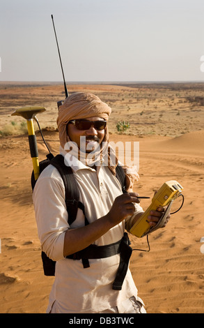 Maliano geologo fonte di memorizzazione della stazione di base di rover GPS unità di indagine, prima di sismica di esplorazione di petrolio studio NE Mali deserto Foto Stock