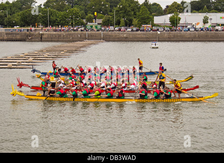 Gara di Dragon Boat a Preston Riversway Festival Luglio 2013 Foto Stock