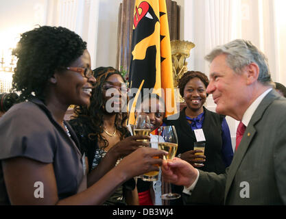 Berlino, Germania. 23 Luglio, 2013. Il Presidente tedesco Joachim Gauck riceve i borsisti dal 'Afrika kommt' programma presso il Palazzo Bellevue a Berlino, Germania, 23 luglio 2013. "Afrika kommt' è un'iniziativa dell'industria tedesca per i futuri leader dell'Africa sub-sahariana. Foto: WOLFGANG KUMM/dpa/Alamy Live News Foto Stock